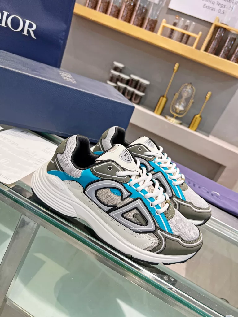 Dior's latest B30 series reflective sneakers for couples 👫 The official website is synchronously new and the color matching is complete<br>Size: 35-45