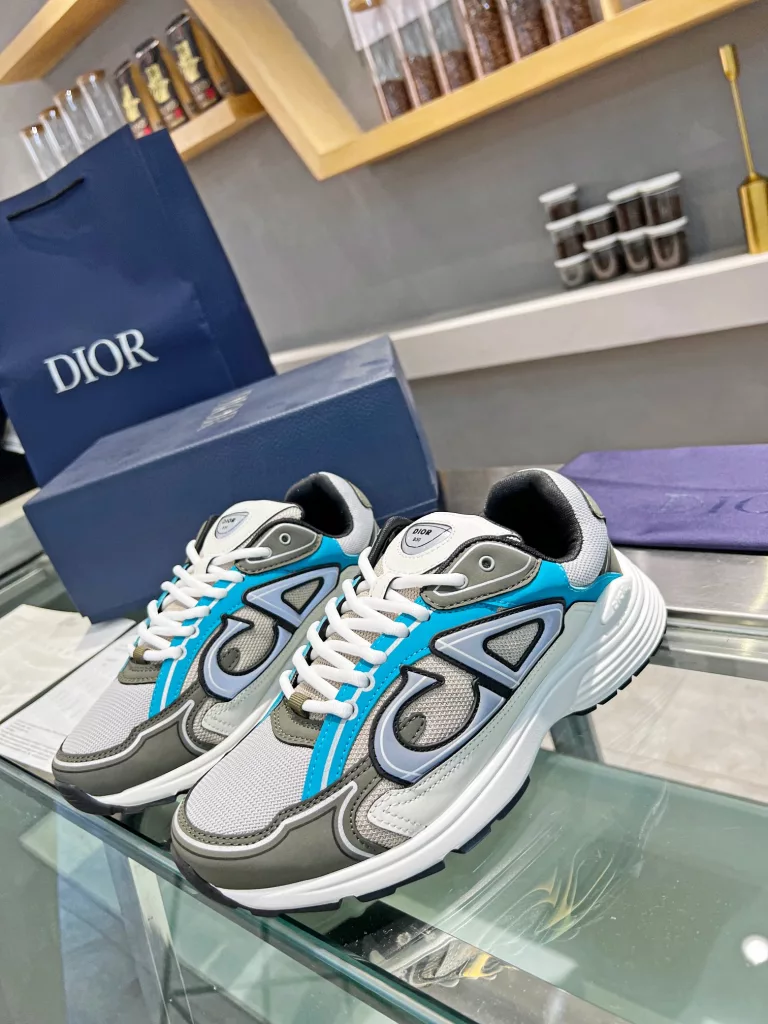 Dior's latest B30 series reflective sneakers for couples 👫 The official website is synchronously new and the color matching is complete<br>Size: 35-45