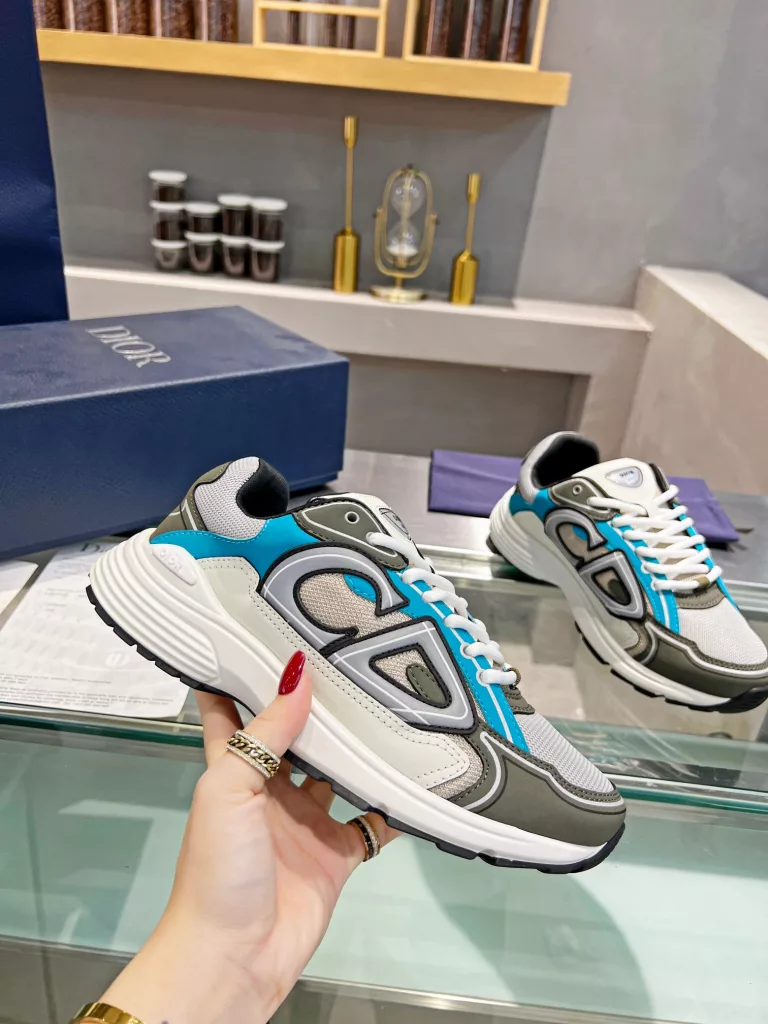 Dior's latest B30 series reflective sneakers for couples 👫 The official website is synchronously new and the color matching is complete<br>Size: 35-45