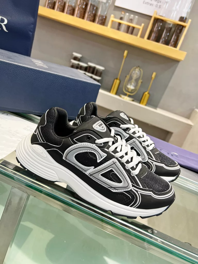 Dior's latest B30 series reflective sneakers for couples 👫 The official website is synchronously new and the color matching is complete<br>Size: 35-45