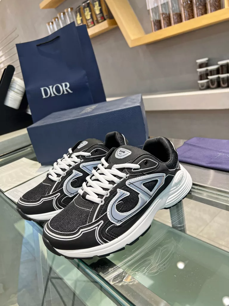 Dior's latest B30 series reflective sneakers for couples 👫 The official website is synchronously new and the color matching is complete<br>Size: 35-45