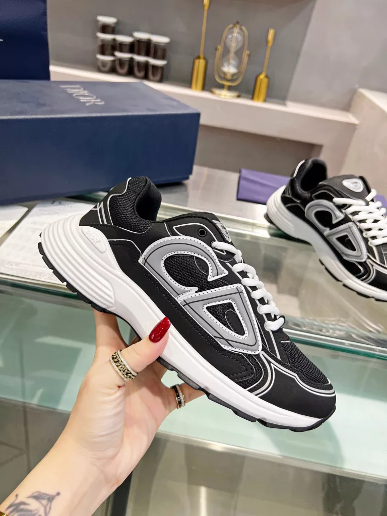 Dior's latest B30 series reflective sneakers for couples 👫 The official website is synchronously new and the color matching is complete<br>Size: 35-45