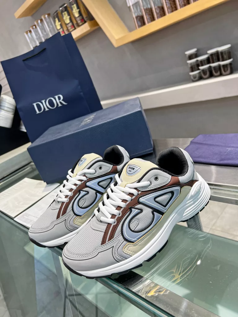 Dior's latest B30 series reflective sneakers for couples 👫 The official website is synchronously new and the color matching is complete<br>Size: 35-45