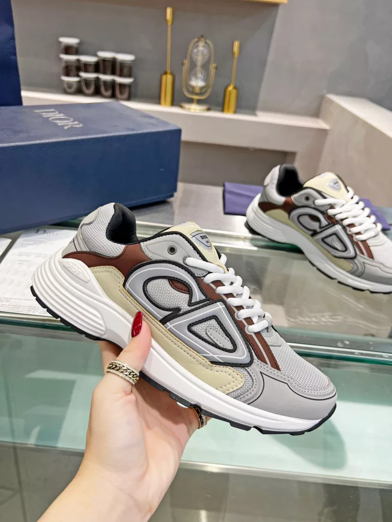 Dior's latest B30 series reflective sneakers for couples 👫 The official website is synchronously new and the color matching is complete<br>Size: 35-45