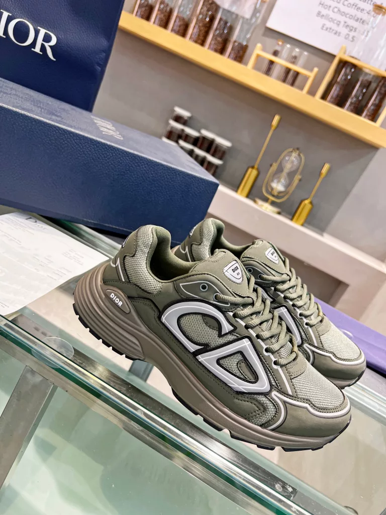 Dior's latest B30 series reflective sneakers for couples 👫 The official website is synchronously new and the color matching is complete<br>Size: 35-45