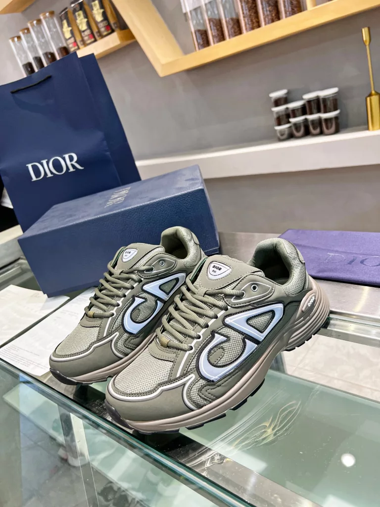 Dior's latest B30 series reflective sneakers for couples 👫 The official website is synchronously new and the color matching is complete<br>Size: 35-45