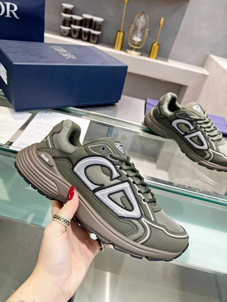 Dior's latest B30 series reflective sneakers for couples 👫 The official website is synchronously new and the color matching is complete<br>Size: 35-45