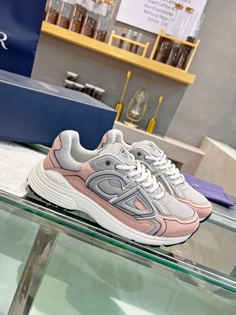 Dior's latest B30 series reflective sneakers for couples 👫 The official website is synchronously new and the color matching is complete<br>Size: 35-45