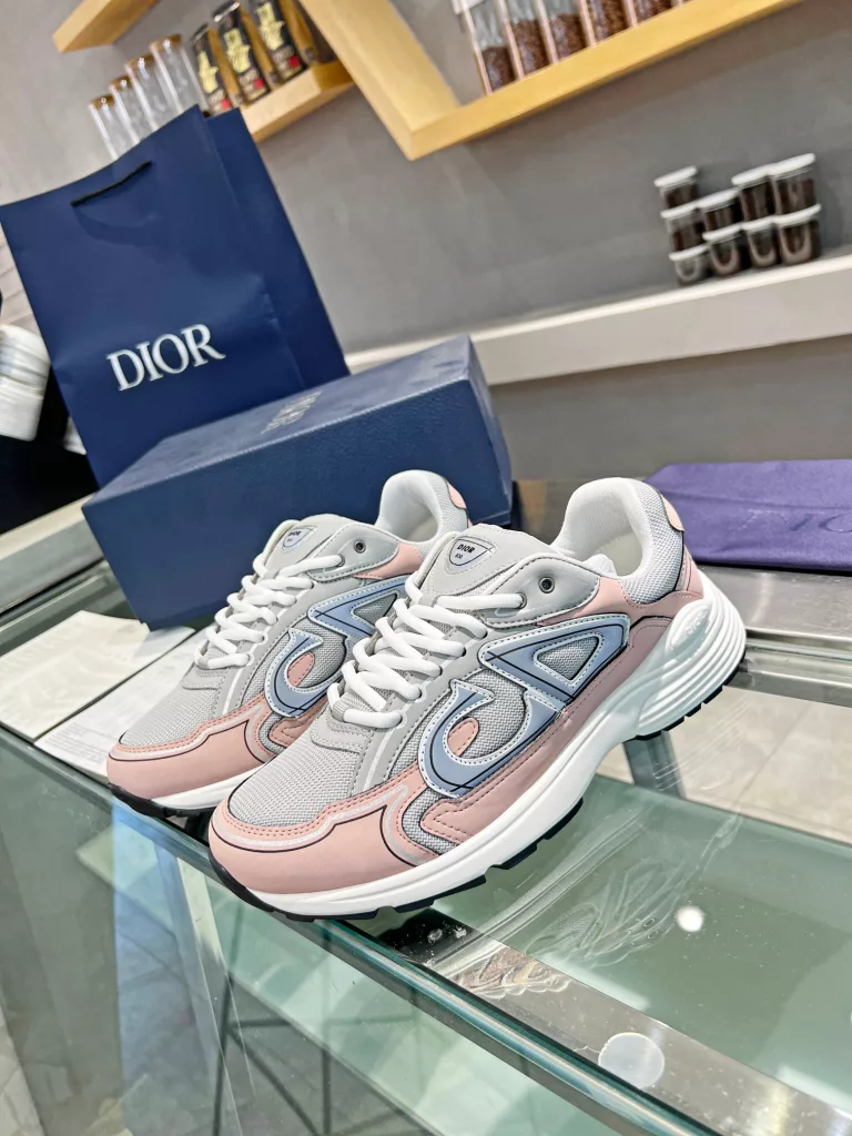 Dior's latest B30 series reflective sneakers for couples 👫 The official website is synchronously new and the color matching is complete<br>Size: 35-45