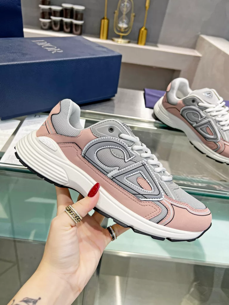 Dior's latest B30 series reflective sneakers for couples 👫 The official website is synchronously new and the color matching is complete<br>Size: 35-45