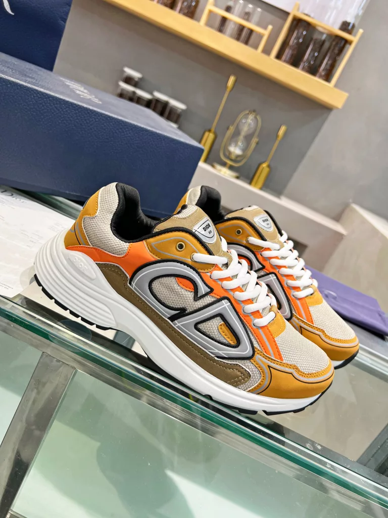 Dior's latest B30 series reflective sneakers for couples 👫 The official website is synchronously new and the color matching is complete<br>Size: 35-45