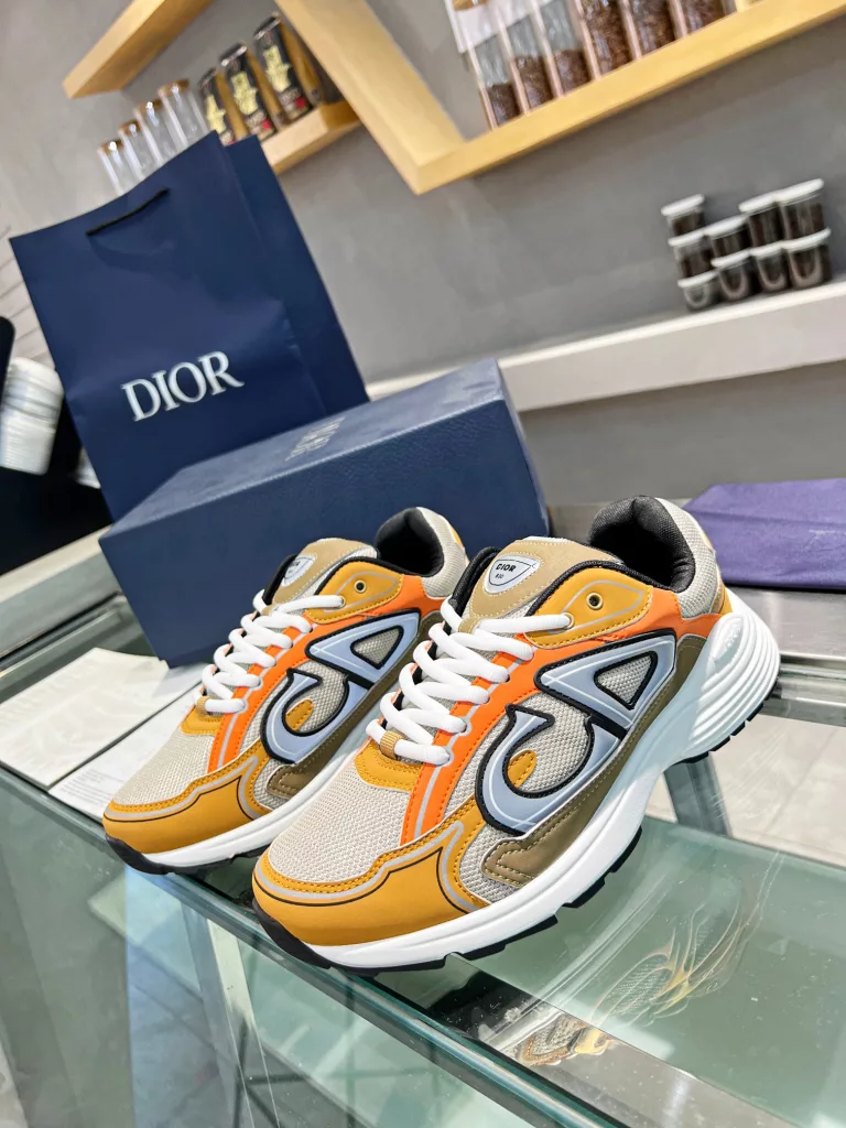 Dior's latest B30 series reflective sneakers for couples 👫 The official website is synchronously new and the color matching is complete<br>Size: 35-45