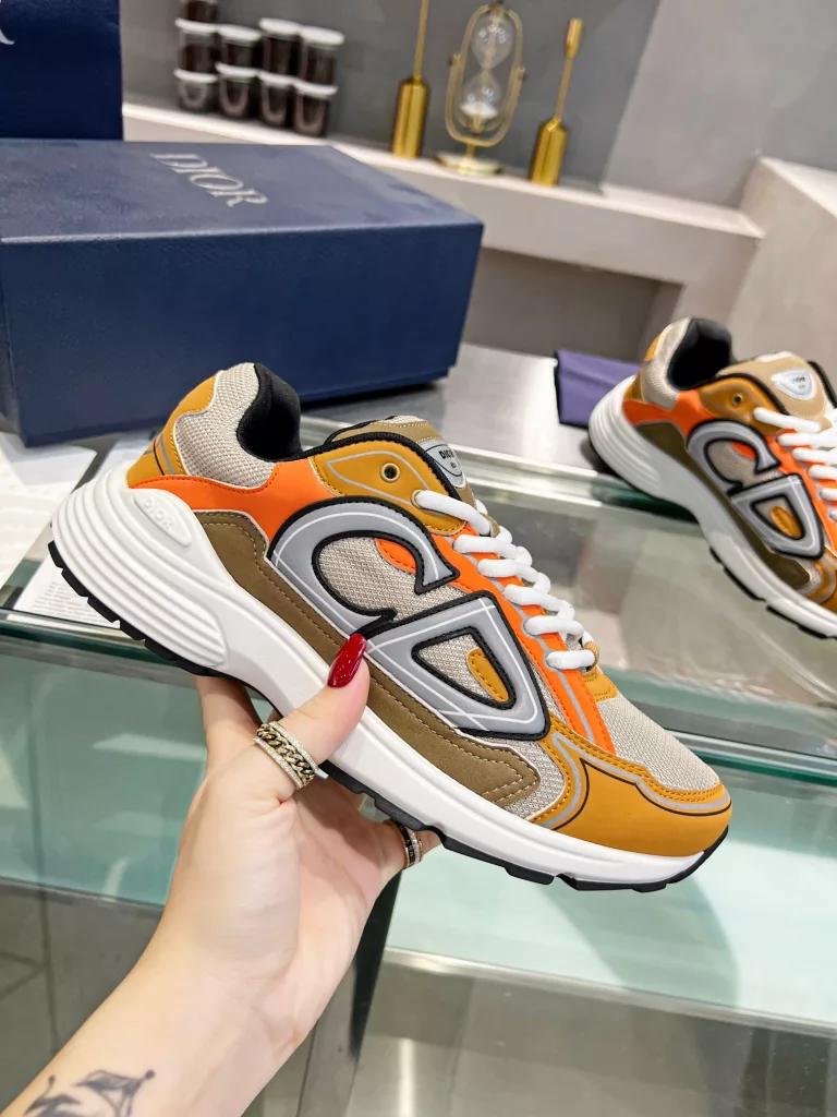 Dior's latest B30 series reflective sneakers for couples 👫 The official website is synchronously new and the color matching is complete<br>Size: 35-45