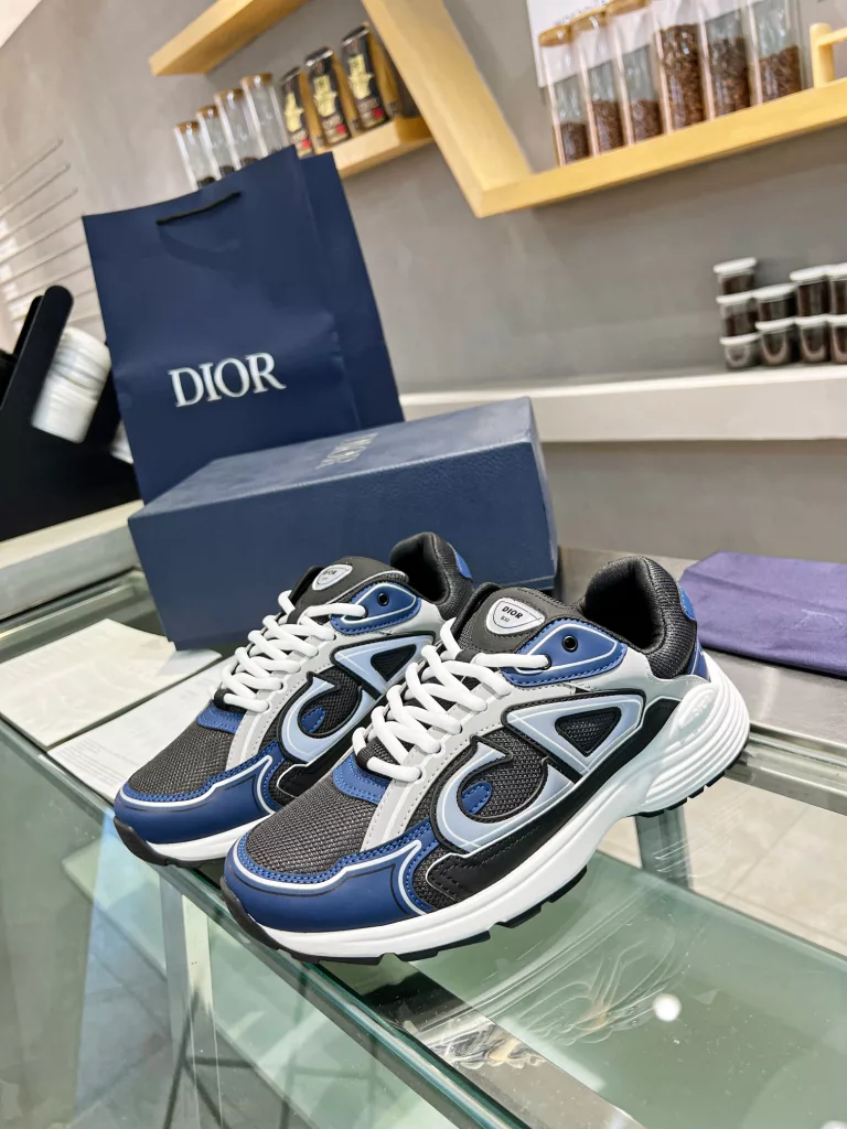 Dior's latest B30 series reflective sneakers for couples 👫 The official website is synchronously new and the color matching is complete<br>Size: 35-45