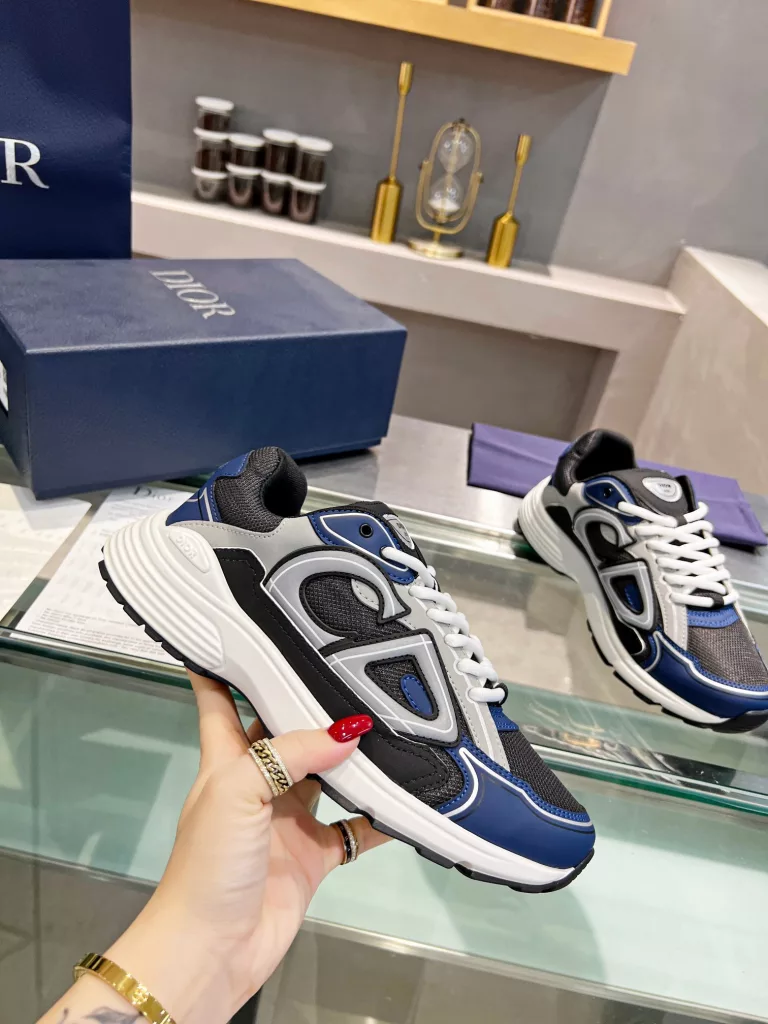 Dior's latest B30 series reflective sneakers for couples 👫 The official website is synchronously new and the color matching is complete<br>Size: 35-45