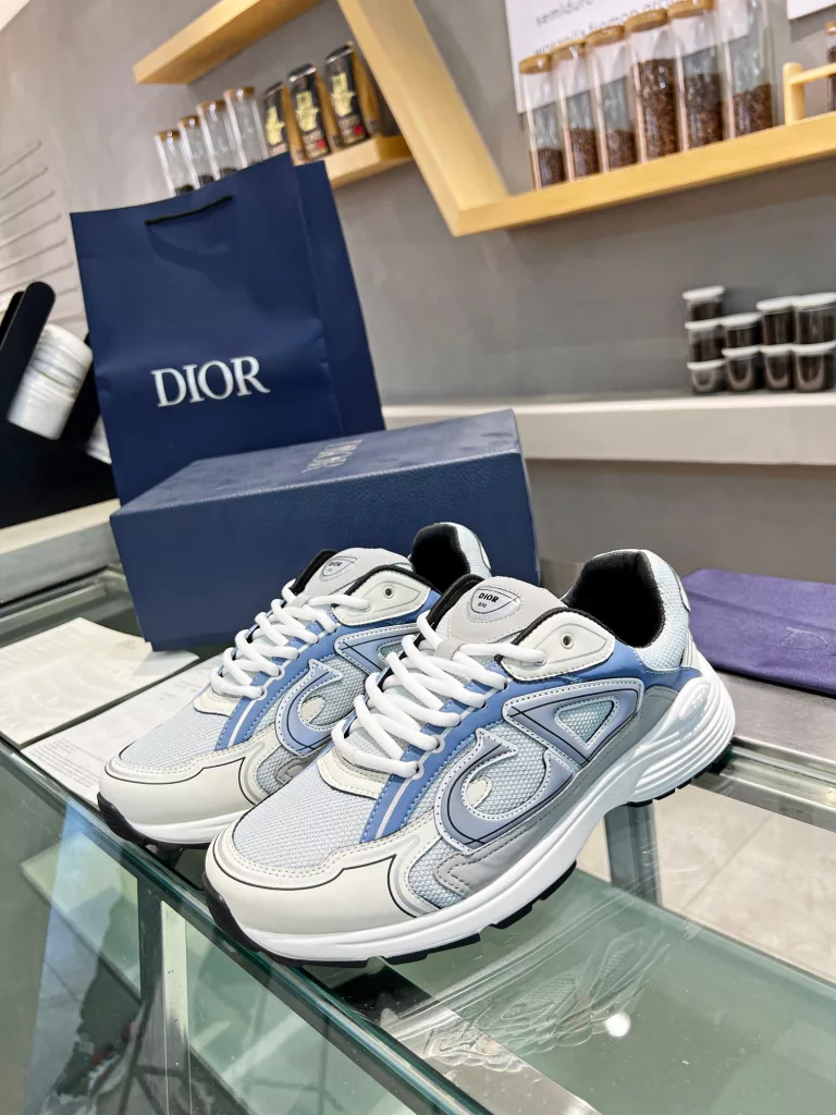 Dior's latest B30 series reflective sneakers for couples 👫 The official website is synchronously new and the color matching is complete<br>Size: 35-45