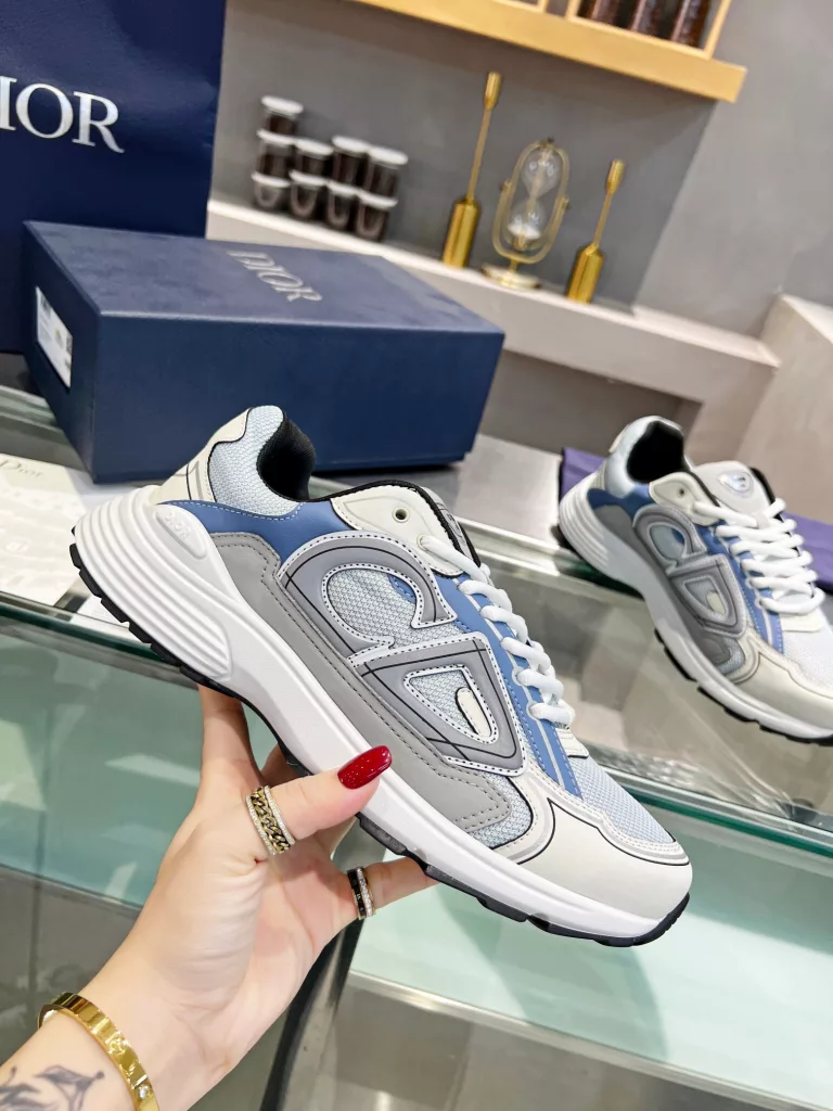 Dior's latest B30 series reflective sneakers for couples 👫 The official website is synchronously new and the color matching is complete<br>Size: 35-45