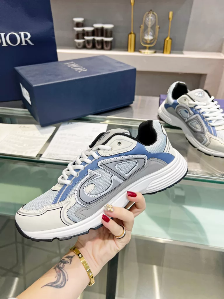 Dior's latest B30 series reflective sneakers for couples 👫 The official website is synchronously new and the color matching is complete<br>Size: 35-45