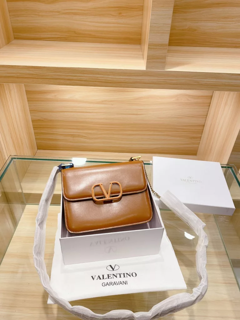 Valentino Valentino VSLING small bag recommendation｜The stars with the same model handbags, perfect natural color, with bronze V Signature logo, through the retro flavor, the bag is made of imported calfskin 😎 fine craftsmanship Size: 22 16cm