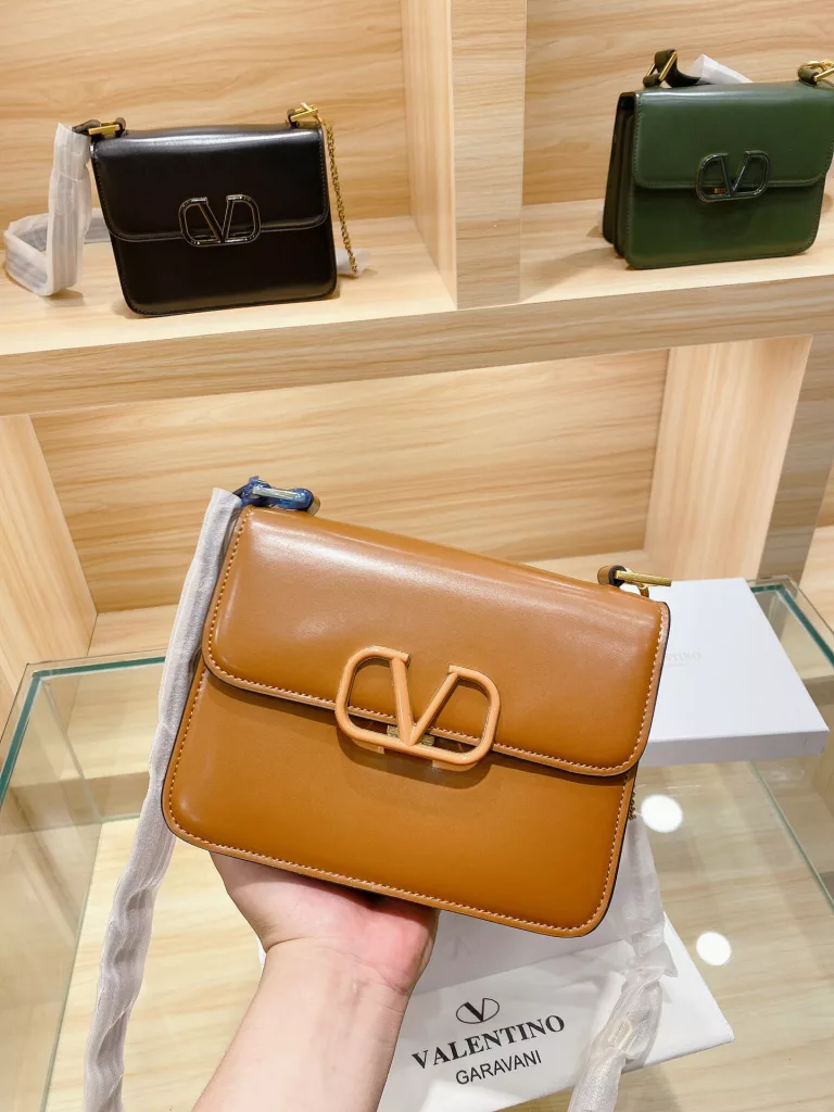 Valentino Valentino VSLING small bag recommendation｜The stars with the same model handbags, perfect natural color, with bronze V Signature logo, through the retro flavor, the bag is made of imported calfskin 😎 fine craftsmanship Size: 22 16cm