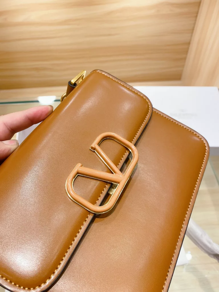 Valentino Valentino VSLING small bag recommendation｜The stars with the same model handbags, perfect natural color, with bronze V Signature logo, through the retro flavor, the bag is made of imported calfskin 😎 fine craftsmanship Size: 22 16cm