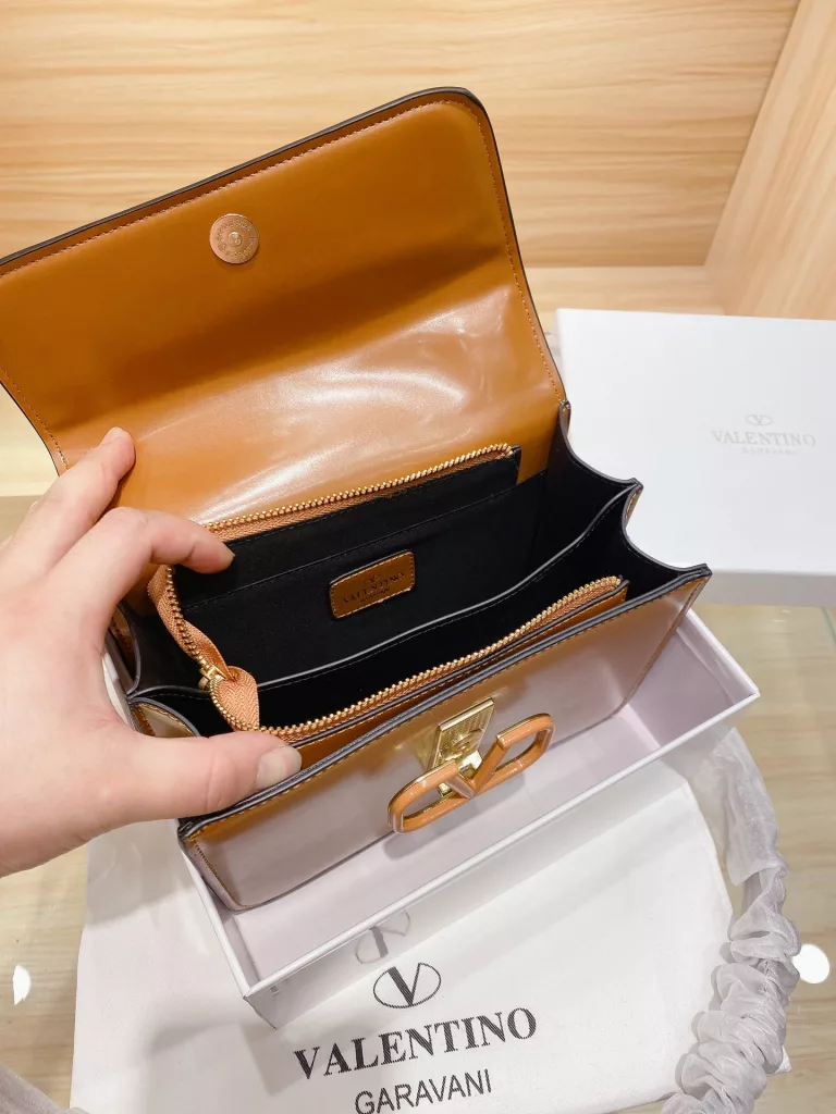 Valentino Valentino VSLING small bag recommendation｜The stars with the same model handbags, perfect natural color, with bronze V Signature logo, through the retro flavor, the bag is made of imported calfskin 😎 fine craftsmanship Size: 22 16cm