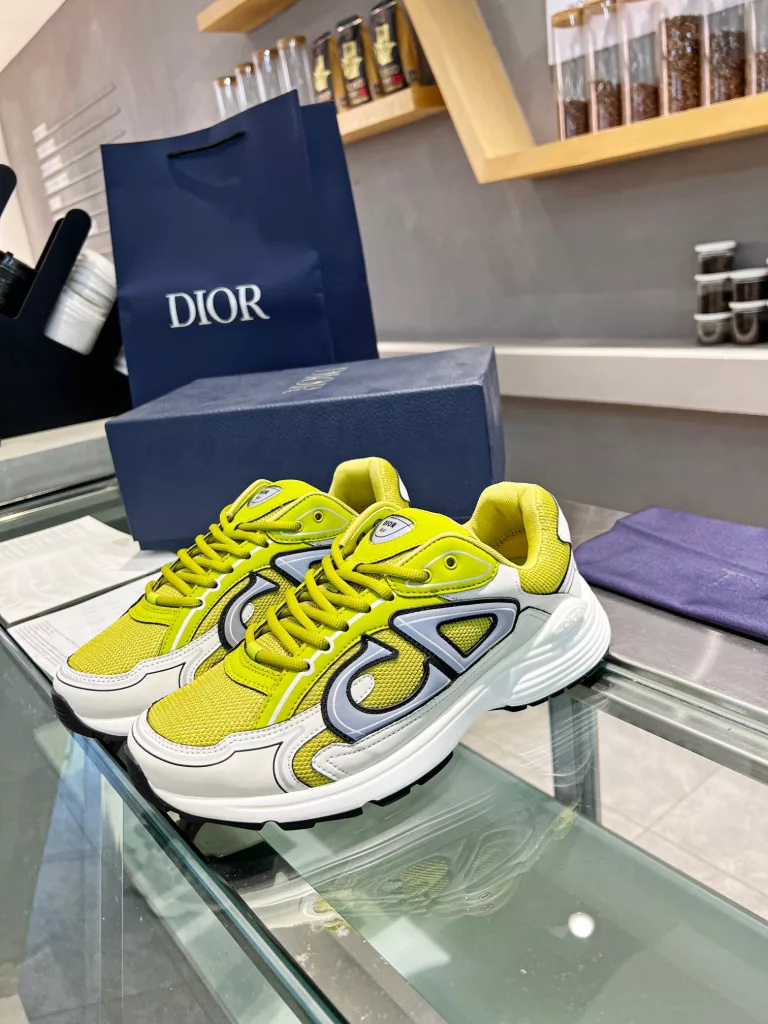 Dior's latest B30 series reflective sneakers for couples 👫 The official website is synchronously new and the color matching is complete<br>Size: 35-45