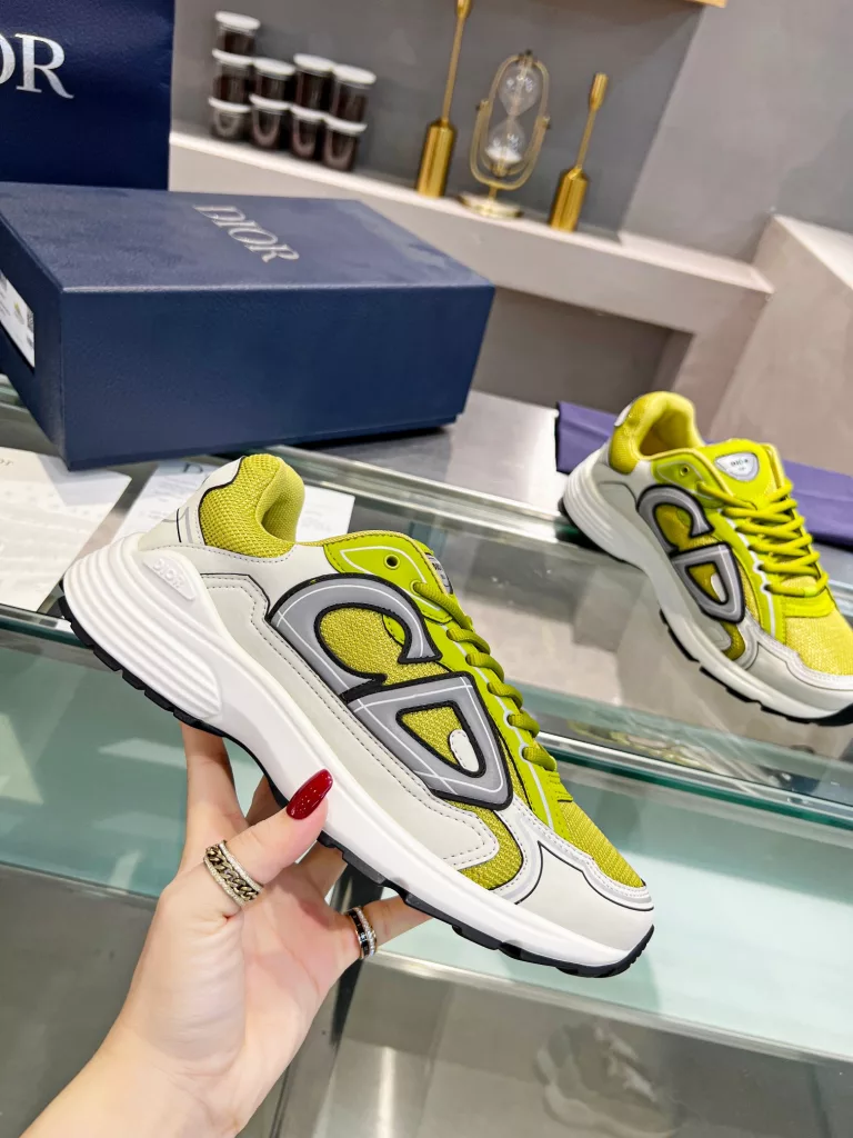 Dior's latest B30 series reflective sneakers for couples 👫 The official website is synchronously new and the color matching is complete<br>Size: 35-45