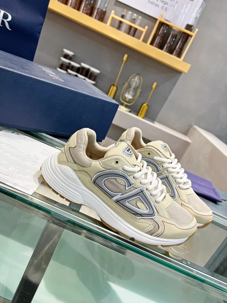 Dior's latest B30 series reflective sneakers for couples 👫 The official website is synchronously new and the color matching is complete<br>Size: 35-45