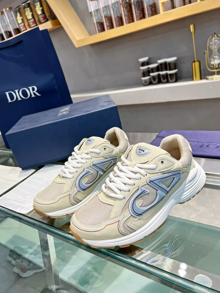 Dior's latest B30 series reflective sneakers for couples 👫 The official website is synchronously new and the color matching is complete<br>Size: 35-45