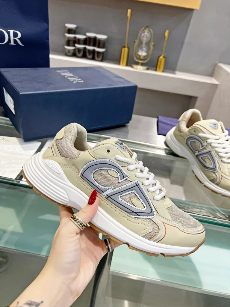 Dior's latest B30 series reflective sneakers for couples 👫 The official website is synchronously new and the color matching is complete<br>Size: 35-45