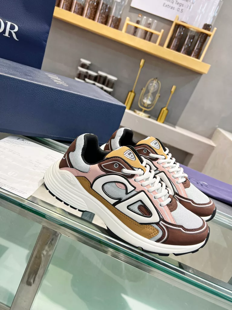 Dior's latest B30 series reflective sneakers for couples 👫 The official website is synchronously new and the color matching is complete<br>Size: 35-45