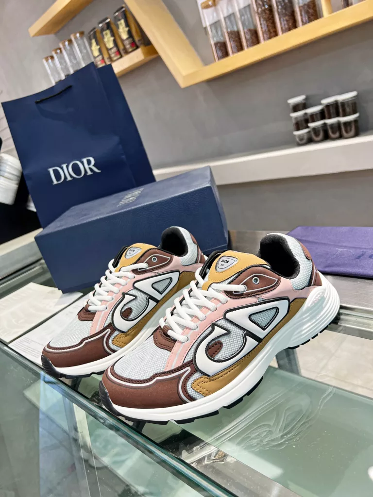 Dior's latest B30 series reflective sneakers for couples 👫 The official website is synchronously new and the color matching is complete<br>Size: 35-45