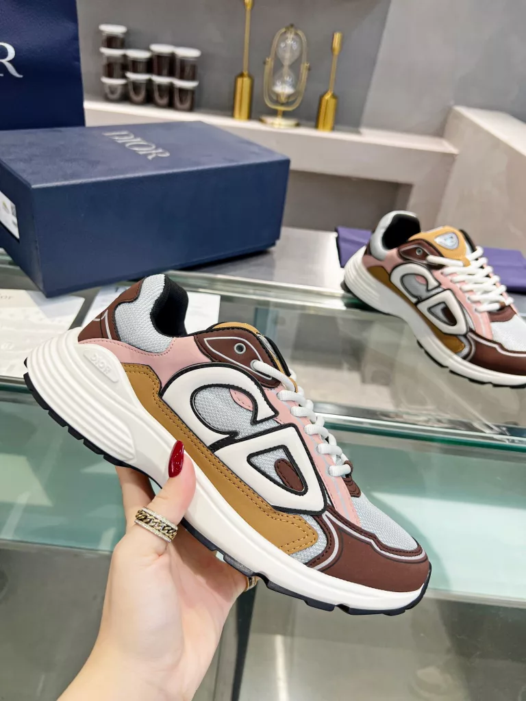 Dior's latest B30 series reflective sneakers for couples 👫 The official website is synchronously new and the color matching is complete<br>Size: 35-45