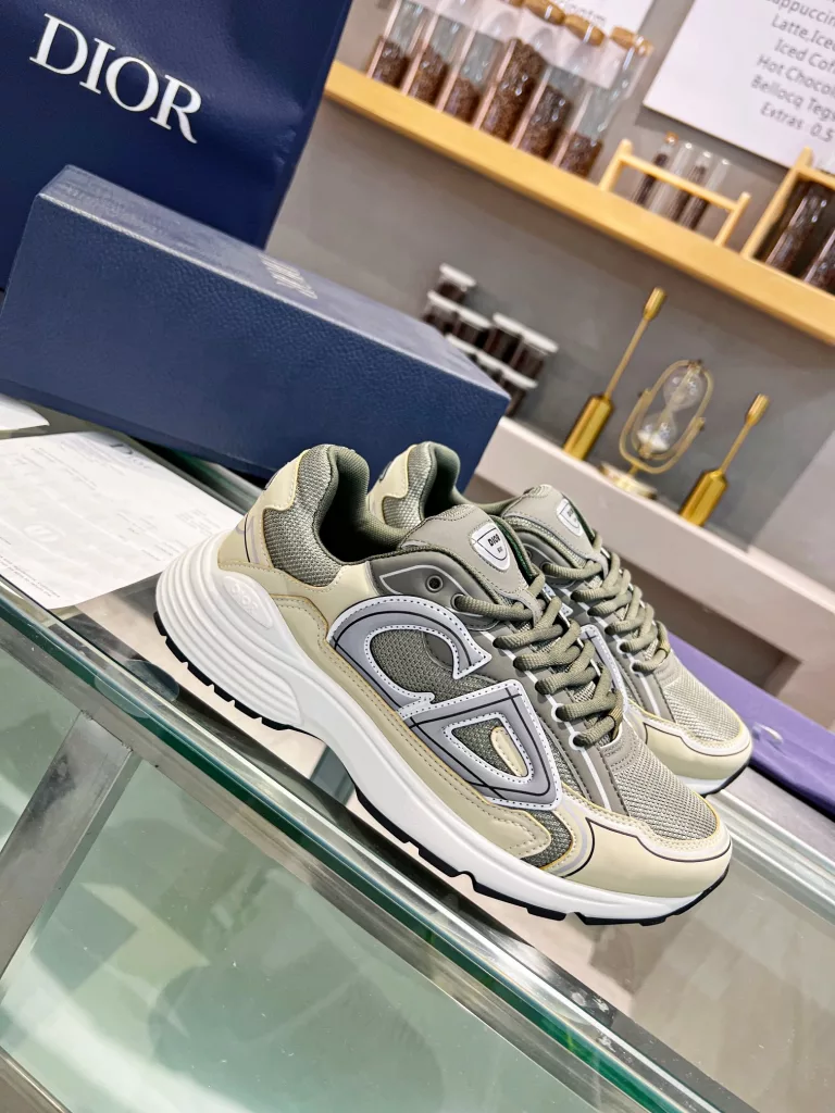 Dior's latest B30 series reflective sneakers for couples 👫 The official website is synchronously new and the color matching is complete<br>Size: 35-45