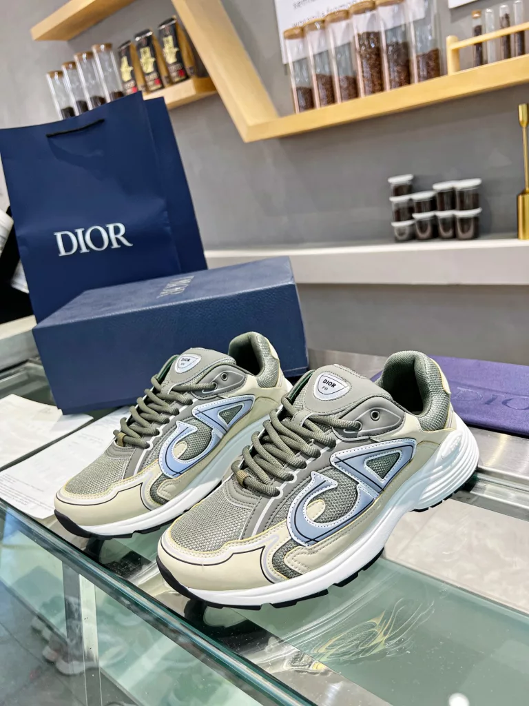 Dior's latest B30 series reflective sneakers for couples 👫 The official website is synchronously new and the color matching is complete<br>Size: 35-45