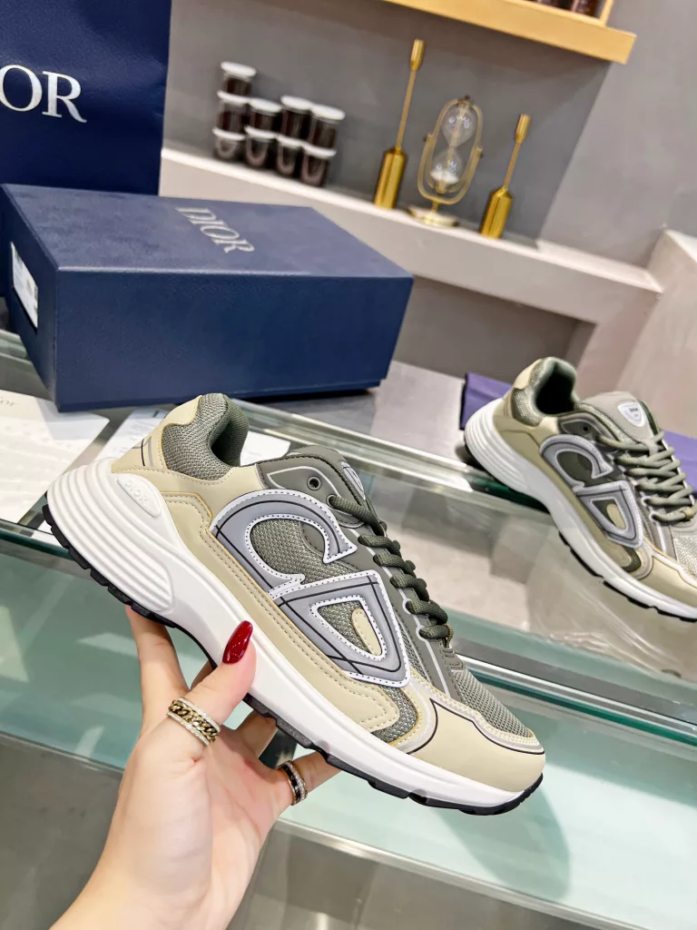 Dior's latest B30 series reflective sneakers for couples 👫 The official website is synchronously new and the color matching is complete<br>Size: 35-45