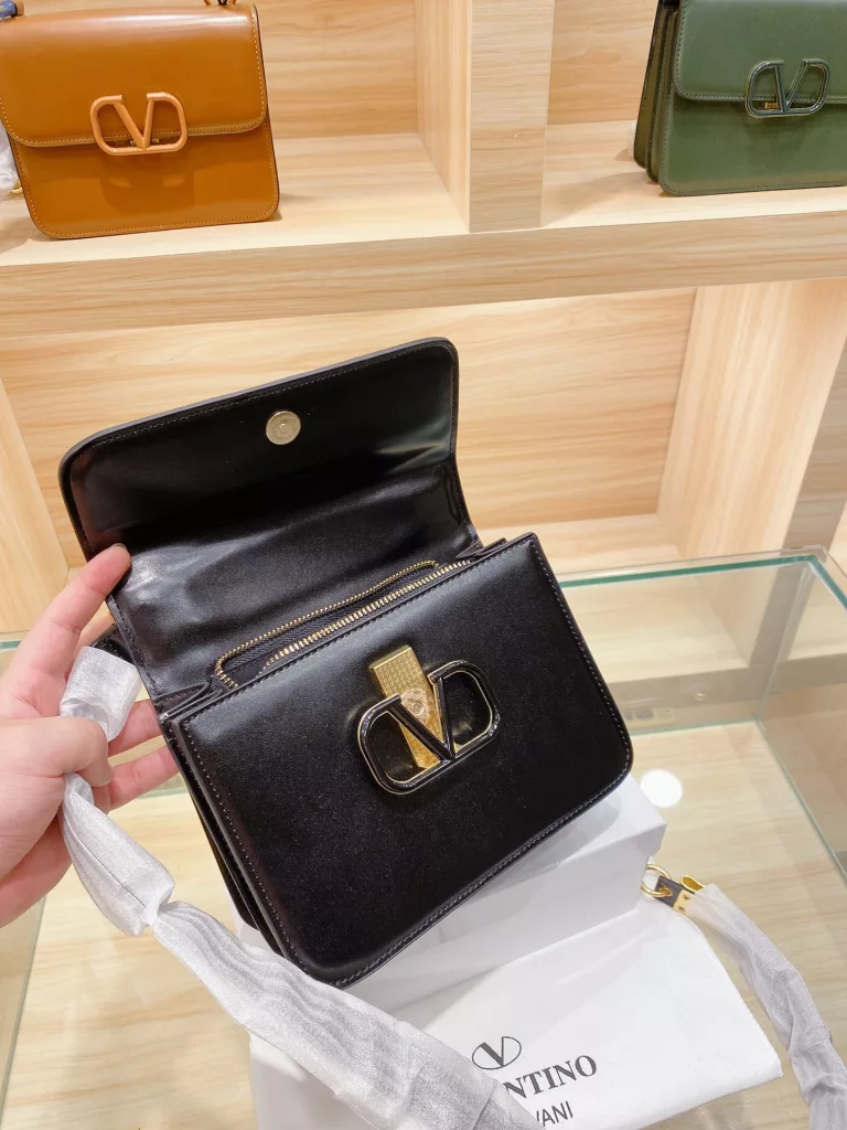 Valentino Valentino VSLING small bag recommendation｜The stars with the same model handbags, perfect natural color, with bronze V Signature logo, through the retro flavor, the bag is made of imported calfskin 😎 fine craftsmanship Size: 22 16cm