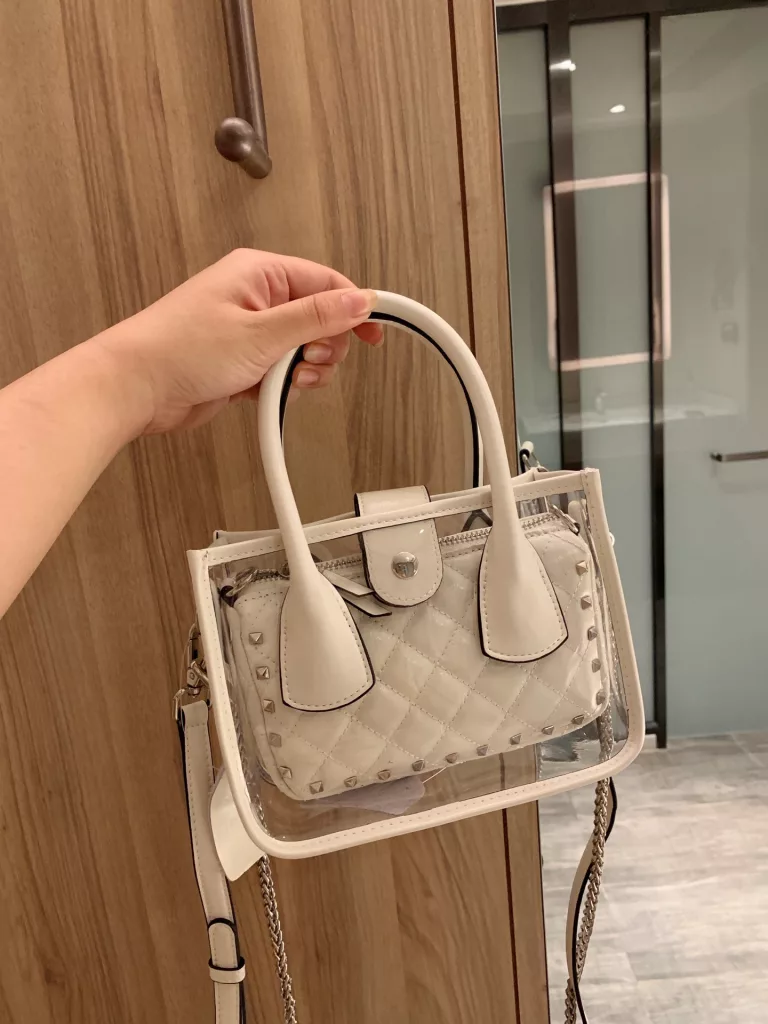 Valentino jelly mother and child bag inside the small bag can be carried separately with two shoulder straps What is this divine bag ? too cool Monogram print small bag can be removed and used with bold dazzling material ✨ ten bright points eye ~ special good don't look strong A push a hundred times a difficult only size large bag 20 16cm small bag 18 10cm