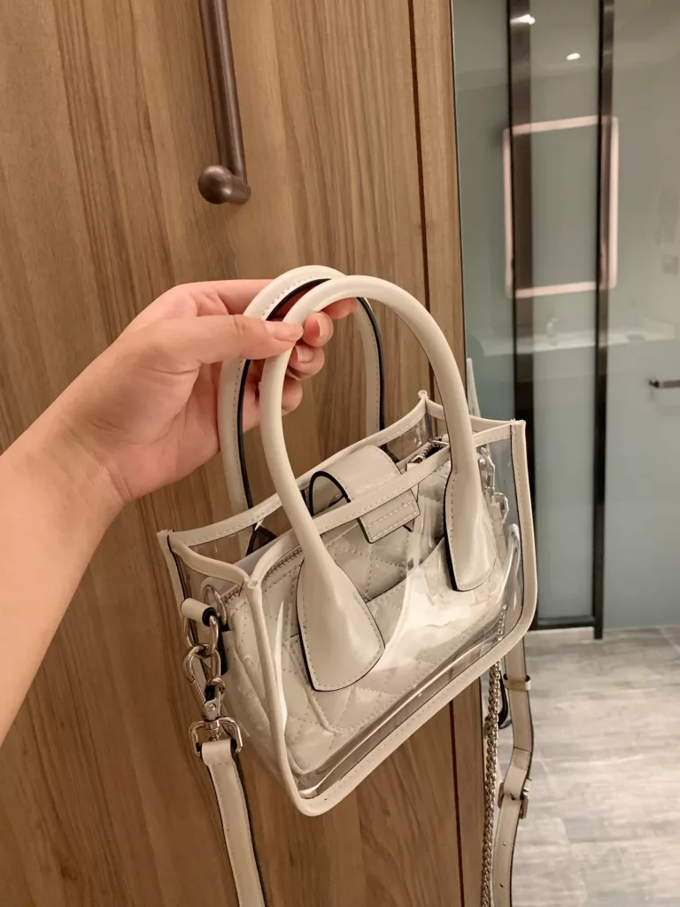 Valentino jelly mother and child bag inside the small bag can be carried separately with two shoulder straps What is this divine bag ? too cool Monogram print small bag can be removed and used with bold dazzling material ✨ ten bright points eye ~ special good don't look strong A push a hundred times a difficult only size large bag 20 16cm small bag 18 10cm