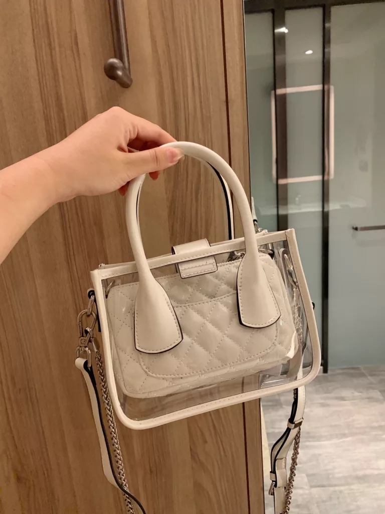 Valentino jelly mother and child bag inside the small bag can be carried separately with two shoulder straps What is this divine bag ? too cool Monogram print small bag can be removed and used with bold dazzling material ✨ ten bright points eye ~ special good don't look strong A push a hundred times a difficult only size large bag 20 16cm small bag 18 10cm