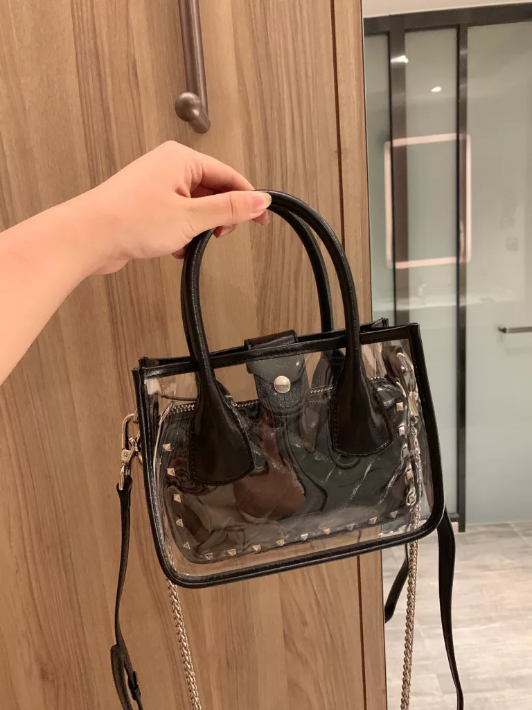 Valentino jelly mother and child bag inside the small bag can be carried separately with two shoulder straps What is this divine bag ? too cool Monogram print small bag can be removed and used with bold dazzling material ✨ ten bright points eye ~ special good don't look strong A push a hundred times a difficult only size large bag 20 16cm small bag 18 10cm