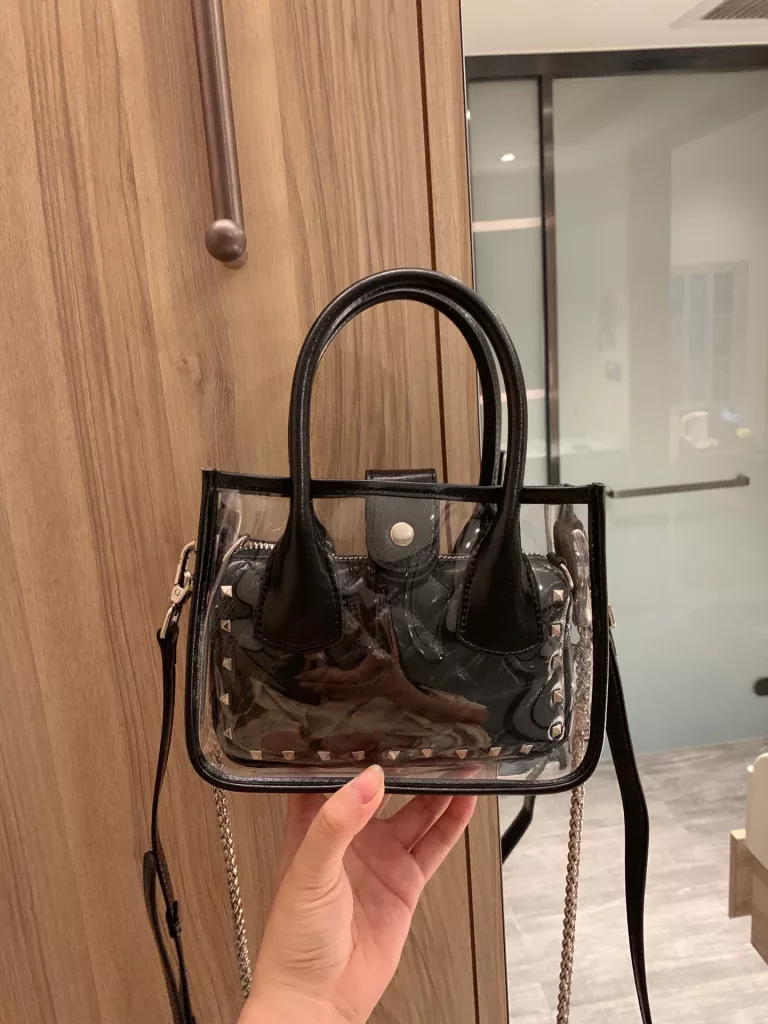 Valentino jelly mother and child bag inside the small bag can be carried separately with two shoulder straps What is this divine bag ? too cool Monogram print small bag can be removed and used with bold dazzling material ✨ ten bright points eye ~ special good don't look strong A push a hundred times a difficult only size large bag 20 16cm small bag 18 10cm