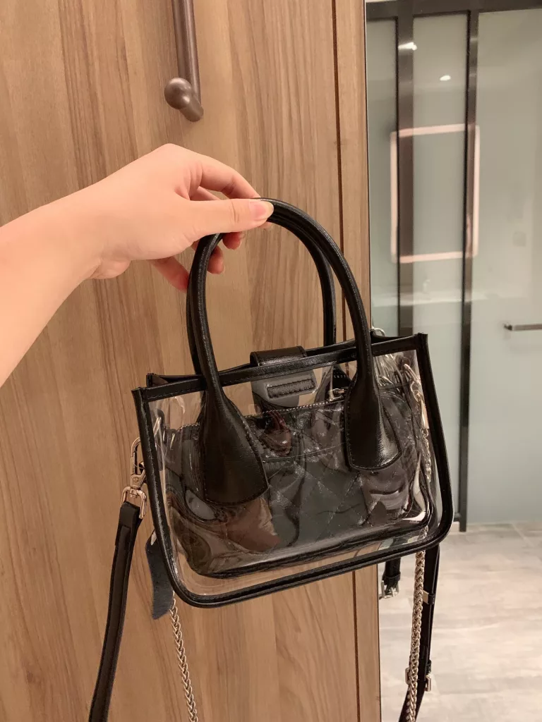 Valentino jelly mother and child bag inside the small bag can be carried separately with two shoulder straps What is this divine bag ? too cool Monogram print small bag can be removed and used with bold dazzling material ✨ ten bright points eye ~ special good don't look strong A push a hundred times a difficult only size large bag 20 16cm small bag 18 10cm