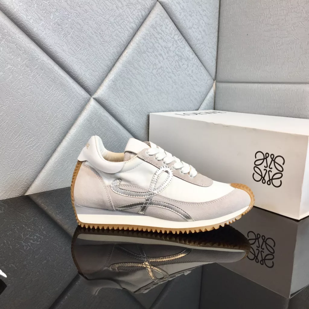 LOEWE Loewe Agam shoes 2021 early spring new casual sports shoes men and women code couple models<br>Material: suede cowhide + parachute waterproof cloth + first layer of cowhide<br>Lining: cowhide + cowhide cushion foot<br>Size: 35-44<br>Full set of packaging, counter the latest high-end flip-flop magnet box