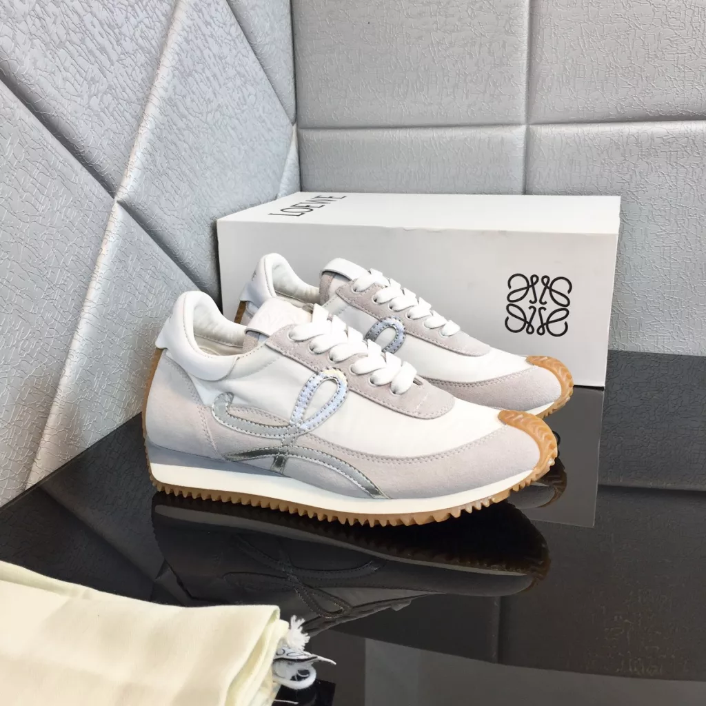 LOEWE Loewe Agam shoes 2021 early spring new casual sports shoes men and women code couple models<br>Material: suede cowhide + parachute waterproof cloth + first layer of cowhide<br>Lining: cowhide + cowhide cushion foot<br>Size: 35-44<br>Full set of packaging, counter the latest high-end flip-flop magnet box