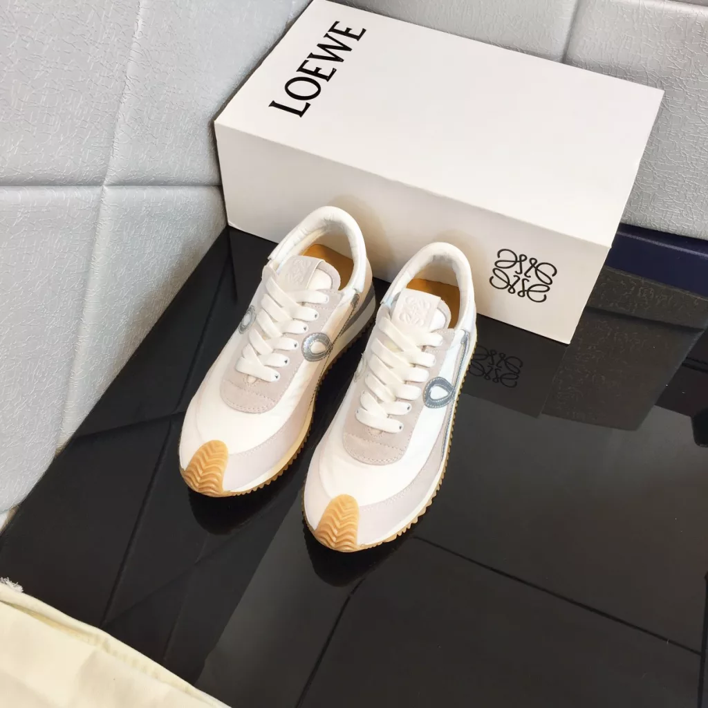 LOEWE Loewe Agam shoes 2021 early spring new casual sports shoes men and women code couple models<br>Material: suede cowhide + parachute waterproof cloth + first layer of cowhide<br>Lining: cowhide + cowhide cushion foot<br>Size: 35-44<br>Full set of packaging, counter the latest high-end flip-flop magnet box