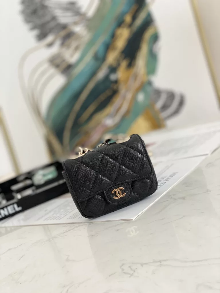 This cute little piece has a rich vintage feel like Grandma Xiang in the 1990s! The size of a small card bag is a very high fashion item~super cute and worth collecting! It can be used as a waist chain. It can also be used as an accessory on other bags!