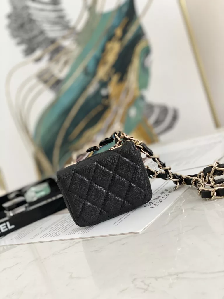 This cute little piece has a rich vintage feel like Grandma Xiang in the 1990s! The size of a small card bag is a very high fashion item~super cute and worth collecting! It can be used as a waist chain. It can also be used as an accessory on other bags!