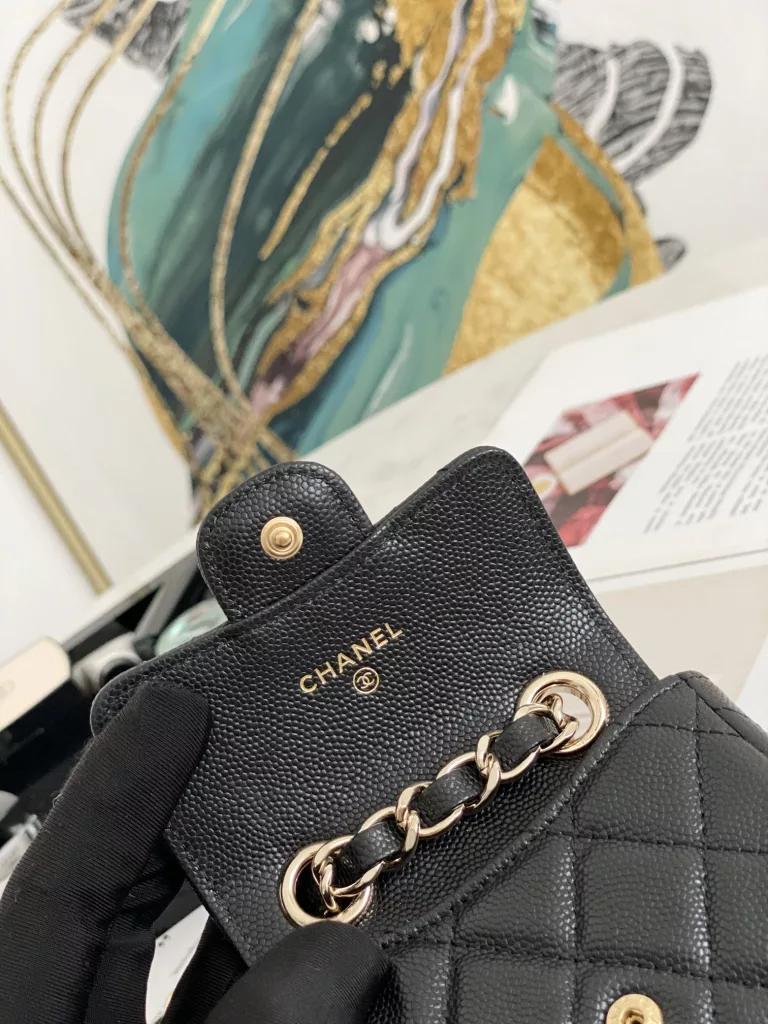 This cute little piece has a rich vintage feel like Grandma Xiang in the 1990s! The size of a small card bag is a very high fashion item~super cute and worth collecting! It can be used as a waist chain. It can also be used as an accessory on other bags!